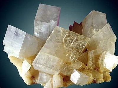 Мінерал кальцит у геологічному музеї. 