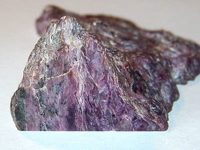 Мінерал чароїт у геологічному музеї. 